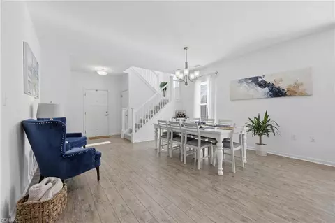 Entry Way - 508 Esterview Ln, Chesapeake, VA 23322 photo 5 of 8