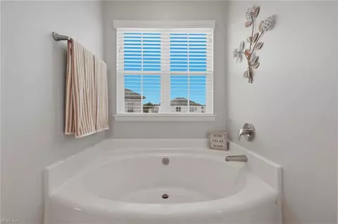 Bath - 508 Esterview Ln, Chesapeake, VA 23322 photo 2 of 3