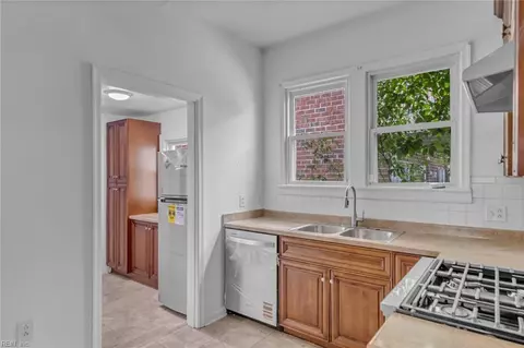 Entry Way - 1607 E Ocean View Ave, Norfolk, VA 23503 photo 4 of 7