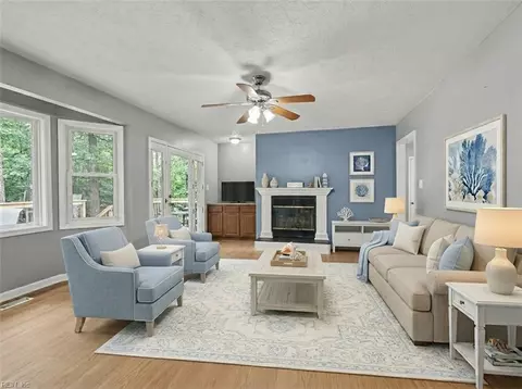 Living - 8172 Manor Dr, Gloucester, VA 23061 photo 3 of 5