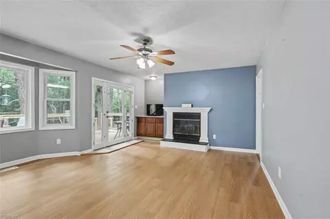 Living - 8172 Manor Dr, Gloucester, VA 23061 photo 4 of 5