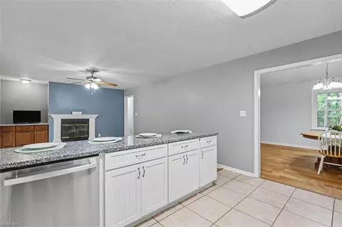 Entry Way - 8172 Manor Dr, Gloucester, VA 23061 photo 2 of 2