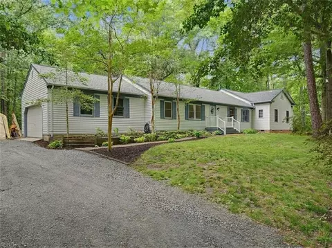 8172 Manor Dr, Gloucester, VA 23061