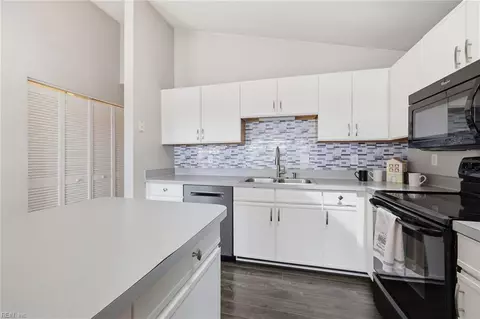Kitchen - 246 Dockside Dr #C, Hampton, VA 23669 photo 1 of 2