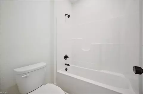 Bath - 229 La Salle Ave, Hampton, VA 23661 photo 3 of 4