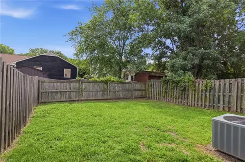 Exterior - 17 Camellia Ln, Hampton, VA 23663 photo 6 of 12