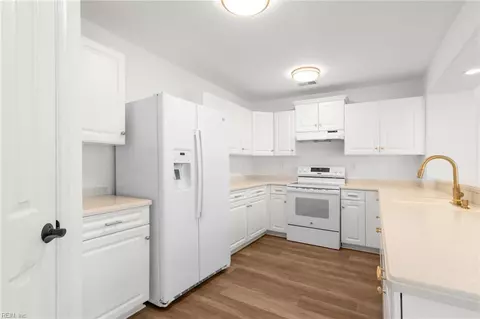 Kitchen - 2007 Nicklaus Dr, Suffolk, VA 23435 photo 1 of 2