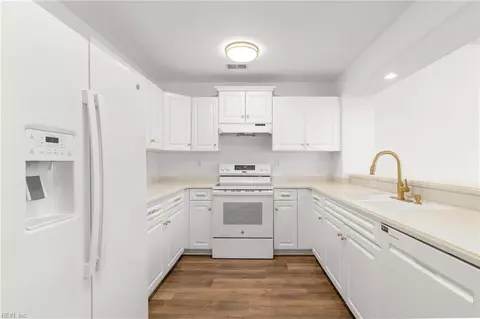 Kitchen - 2007 Nicklaus Dr, Suffolk, VA 23435 photo 2 of 2