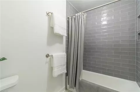 Bath - 521 Spring Trce, Williamsburg, VA 23188 photo 3 of 4