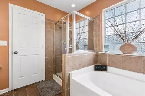 Bath - 19 Ravenscroft Ln, Hampton, VA 23669 photo 1 of 4