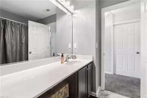 Bath - 19 Ravenscroft Ln, Hampton, VA 23669 photo 3 of 4