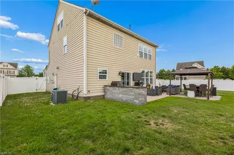 Exterior - 19 Ravenscroft Ln, Hampton, VA 23669 photo 4 of 7