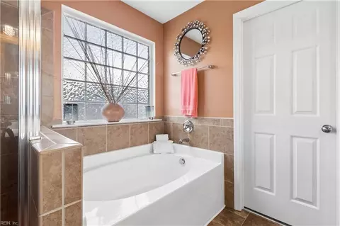 Bath - 19 Ravenscroft Ln, Hampton, VA 23669 photo 2 of 4