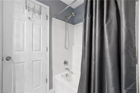 Bath - 19 Ravenscroft Ln, Hampton, VA 23669 photo 4 of 4