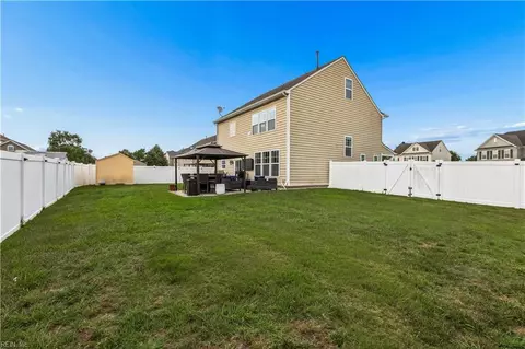 Exterior - 19 Ravenscroft Ln, Hampton, VA 23669 photo 5 of 7