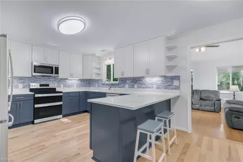 121 Gardenville Dr, Yorktown, VA 23693