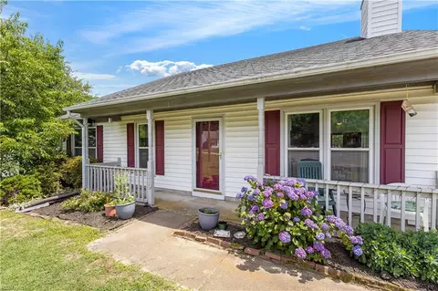 879 Maple Ct, Smithfield, VA 23430 photo 4