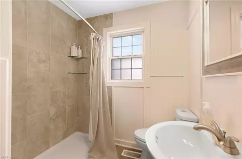 Bath - 55 Brogden Ln, Hampton, VA 23666 photo 1 of 5