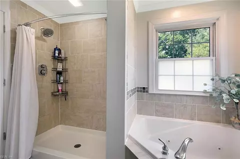 Bath - 55 Brogden Ln, Hampton, VA 23666 photo 4 of 5