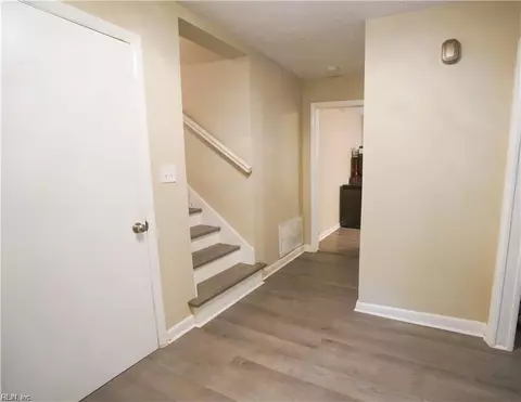 Entry Way - 22 Mimosa Cres, Hampton, VA 23661 photo 1 of 3