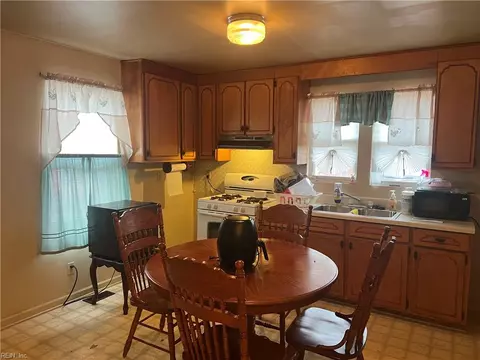 219 Cobb St, Franklin, VA 23851 photo 6