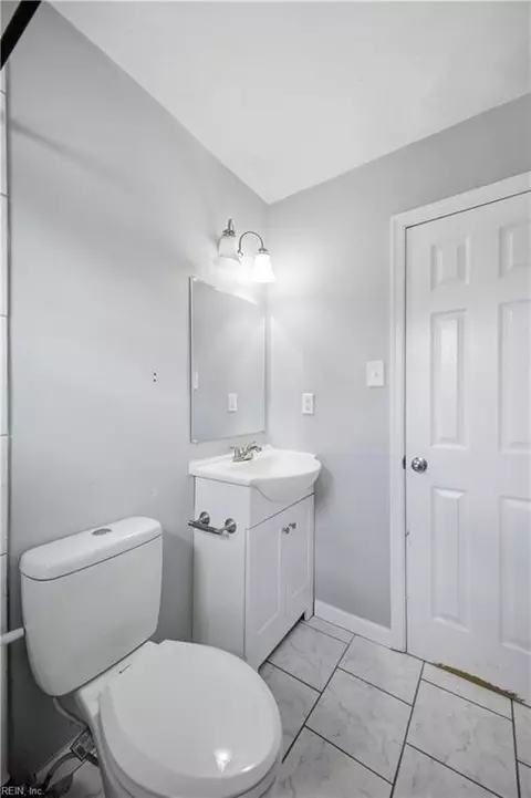 Bath - 1902 Bay Ave, Hampton, VA 23661 photo 3 of 5