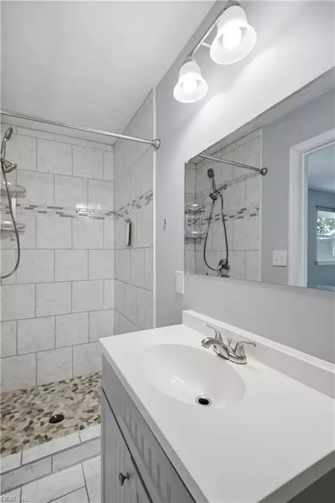 Bath - 1902 Bay Ave, Hampton, VA 23661 photo 1 of 5