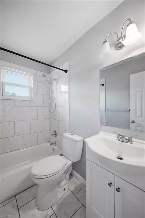 Bath - 1902 Bay Ave, Hampton, VA 23661 photo 4 of 5