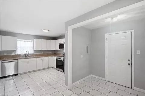 Entry Way - 1902 Bay Ave, Hampton, VA 23661 photo 1 of 1
