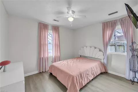 Bedroom - 5 Jimmy Cir, Hampton, VA 23666 photo 3 of 7