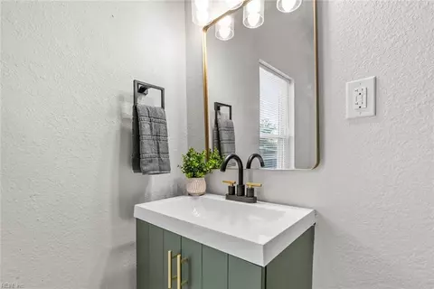 Bath - 724 C Ave, Norfolk, VA 23504 photo 4 of 5