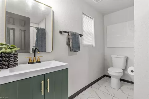 Bath - 724 C Ave, Norfolk, VA 23504 photo 2 of 5