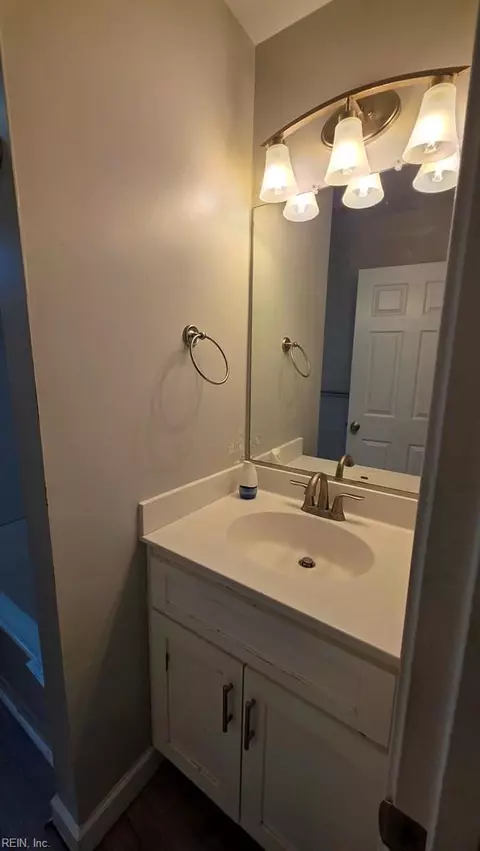 Bath - 130 Burns St, Hampton, VA 23669 photo 3 of 4