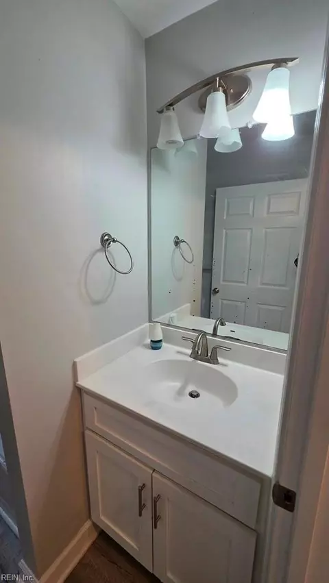 Bath - 130 Burns St, Hampton, VA 23669 photo 1 of 4