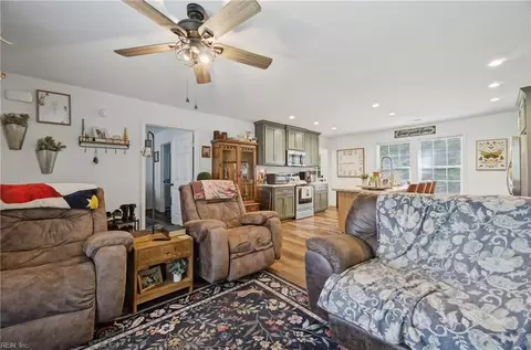 Entry Way - 4568 Johns Point Rd, Gloucester, VA 23061 photo 2 of 3