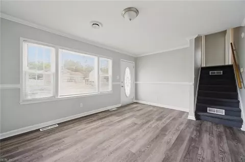 Living - 18 Janet Dr, Hampton, VA 23666 photo 2 of 3