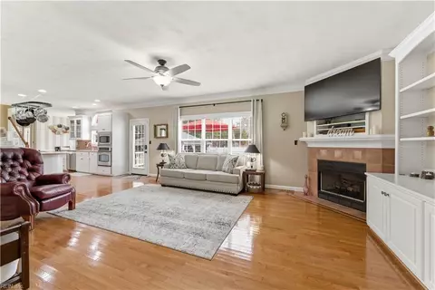 Living - 3932 Colony Pointe Dr, Chesapeake, VA 23321 photo 3 of 3