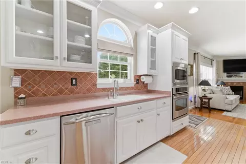Kitchen - 3932 Colony Pointe Dr, Chesapeake, VA 23321 photo 3 of 5