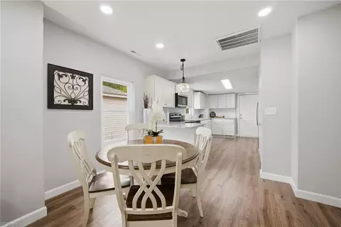 Entry Way - 302 N 5th St, Suffolk, VA 23434 photo 1 of 2