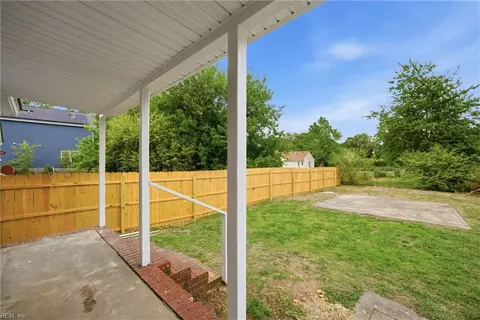 Exterior - 302 N 5th St, Suffolk, VA 23434 photo 3 of 5