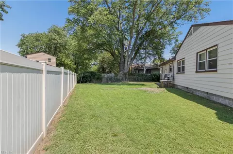 Exterior - 98 Fort Worth St, Hampton, VA 23669 photo 3 of 7