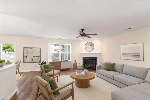 Living - 7246 Jeanne Dr, Gloucester, VA 23061 photo 2 of 7