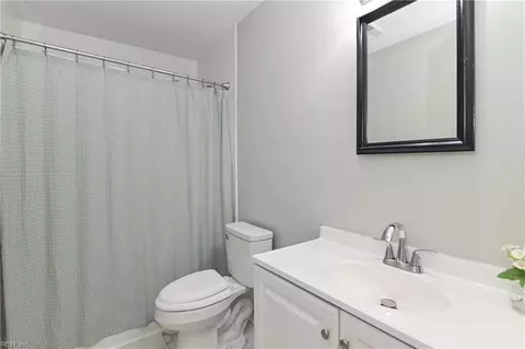 Bath - 3 Kenilworth Dr, Hampton, VA 23666 photo 2 of 5
