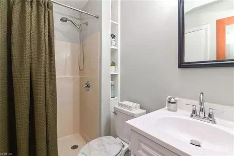 Bath - 3 Kenilworth Dr, Hampton, VA 23666 photo 4 of 5
