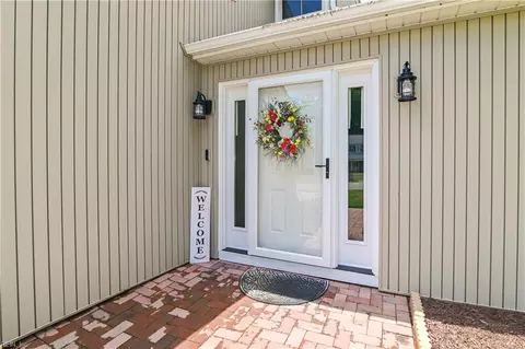 Entry Way - 3 Kenilworth Dr, Hampton, VA 23666 photo 1 of 3