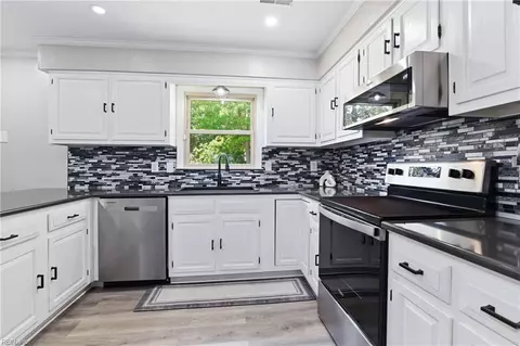 Kitchen - 3 Kenilworth Dr, Hampton, VA 23666 photo 3 of 5