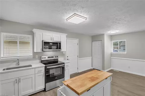Entry Way - 1820 Bay Ave, Hampton, VA 23661 photo 5 of 7