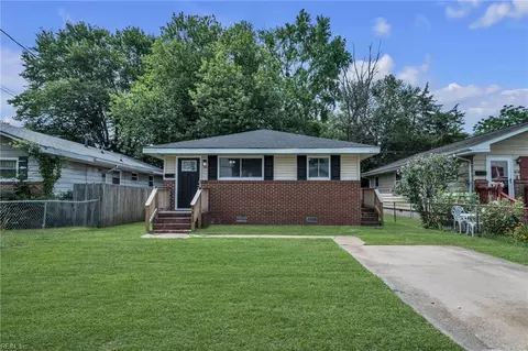 Exterior - 1820 Bay Ave, Hampton, VA 23661 photo 2 of 5