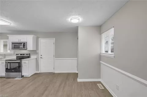 Entry Way - 1820 Bay Ave, Hampton, VA 23661 photo 4 of 7