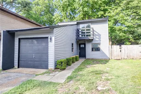 8 Glouchester Cir, Chesapeake, VA 23320